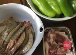 猪肉、海虾、青椒馅饺子的做法图解3