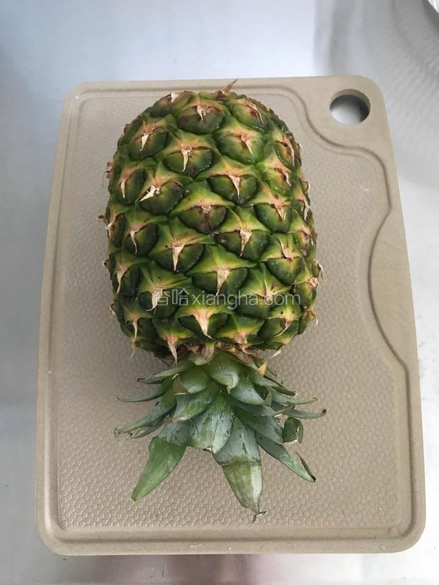 凤梨一只洗净外皮