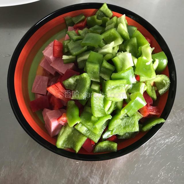 红椒和青椒切丁，这里青椒选择不辣的菜椒