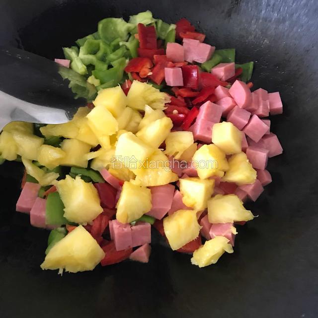 锅烧热加油炒菠萝，火腿，青椒红椒，一勺盐，翻炒六下加米饭继续翻炒至熟装盘