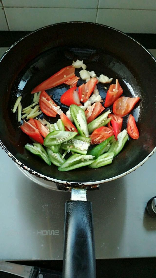 再起油锅，放姜蒜辣椒爆炒出香味