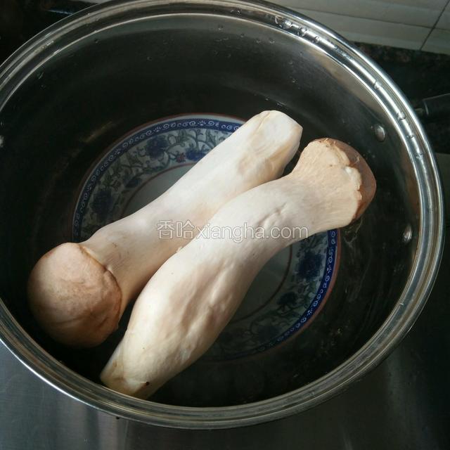 杏鲍菇上锅蒸（水烧开后再蒸，蒸十五分钟）
