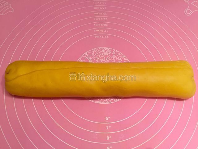 收口处抹上水粘牢，两端稍收一下口；
