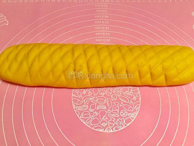 用刀背在上面刻出花纹；
