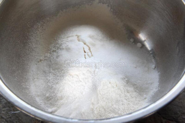 将过筛的面粉、泡打粉、糖混合