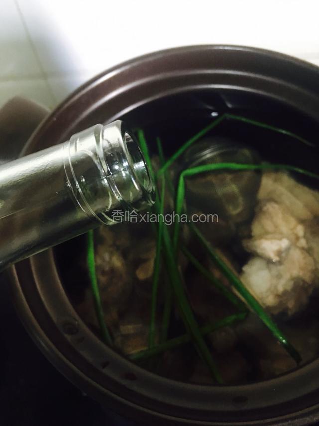 再放适量料酒开大火开始煲汤。