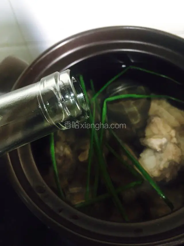 再放适量料酒开大火开始煲汤。