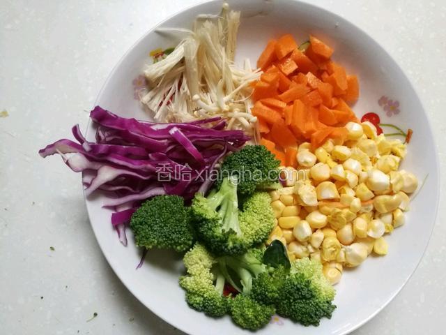 要过水的菜切好备用。依个人饮食习惯，胡萝卜也可以不过水。不过水的黄瓜，西红柿切丁，生菜，苦菊洗净切段备用