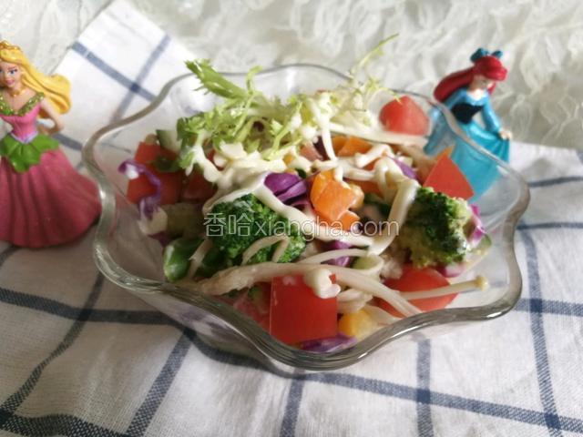 都捞出来放到大碗里，稍挤一些沙拉酱拌匀之后出在小碗里，最上面再挤一些沙拉酱。