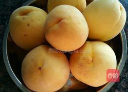 黄桃罐头的做法图解1