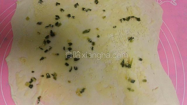 均匀涂上油酥，撒上葱花白芝麻