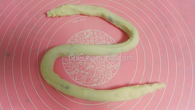 把面皮卷起，抻成细长的条