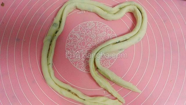稍微压扁面条，中间切开