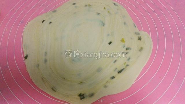 在面团中间轻轻压一下，用擀面杖稍微擀开