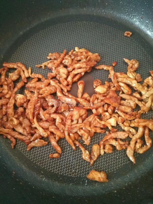锅烧热倒入食用油，将肉丝炒熟盛入盘里待用。