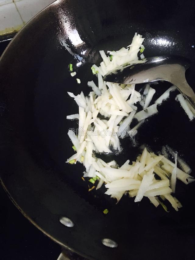 再放入莲菜翻炒片刻。