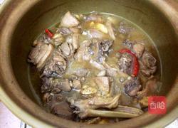 黄瓜焖砂锅鸭的做法图解1