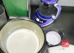 Illustration of how to make eight-inch children's whipped cream decorated cake 2