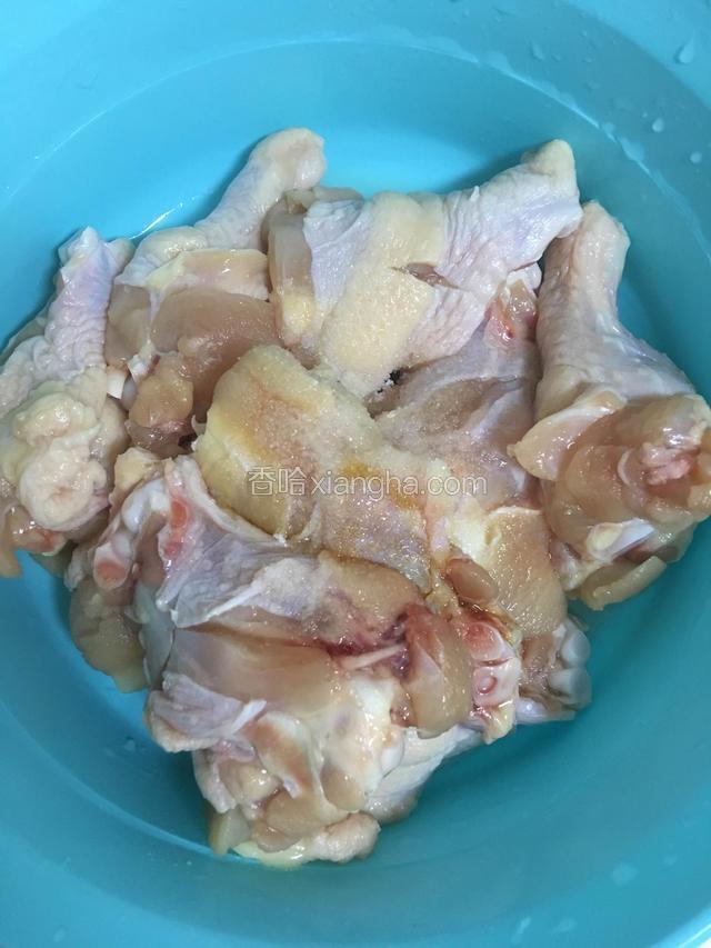 翅根放盐（少）、糖、料酒、生抽，腌制半小时