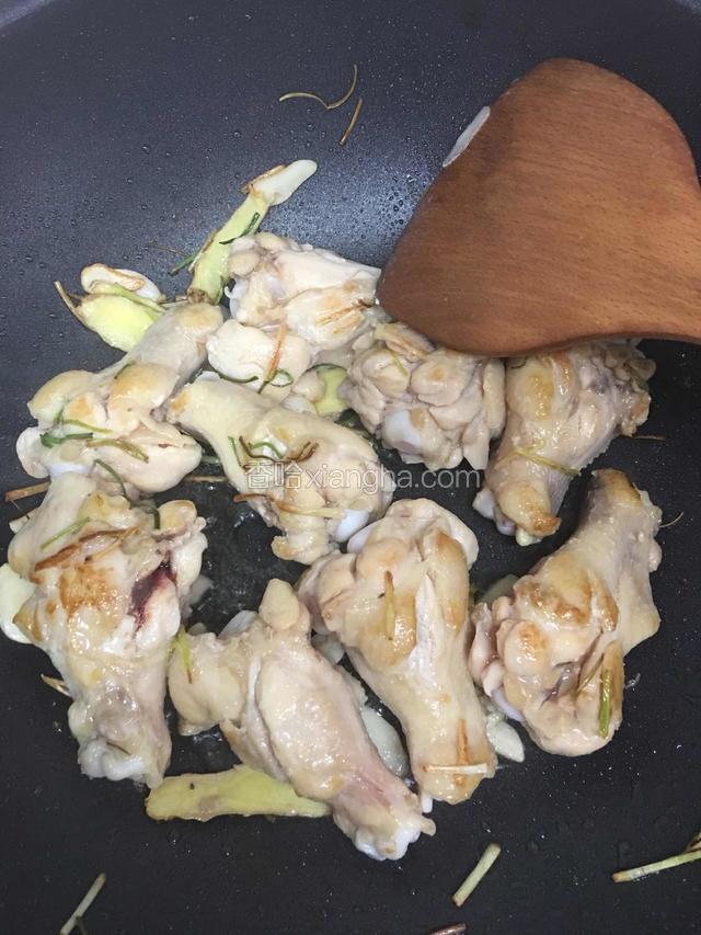 放入翅根煎至两面微黄