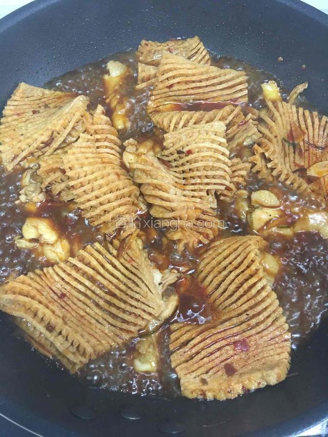 调味辅料放好后，加水和兰花干，大火烧开，中火慢炖