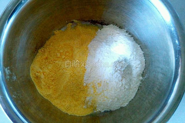 玉米面和白面放在盆里