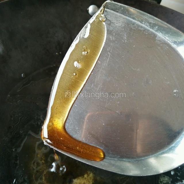 用铲子不停的搅拌，熬至焦糖色
