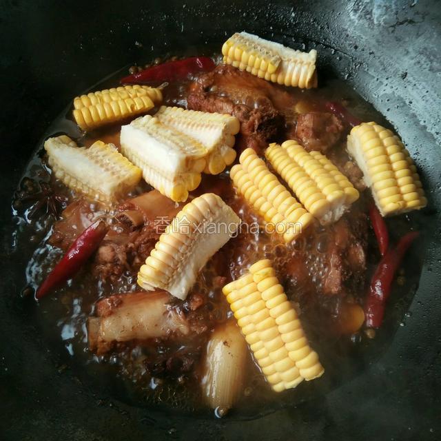 然后下入玉米小火继续闷煮20分钟（这时可以把干料都捞出）最后大火收汁，可以留一点点汤汁