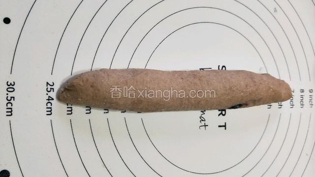 从厚的这一端卷起。在操作过程中如果比较粘粘的话，可以适当的拍些手粉防粘。这款面包的配方，适量拍些手粉毫无影响，口感照样是柔软的。