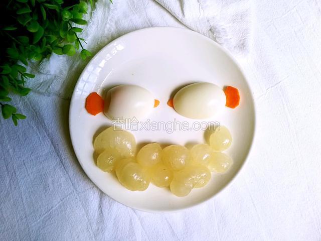 再用胡萝卜做嘴巴，龙眼做海石