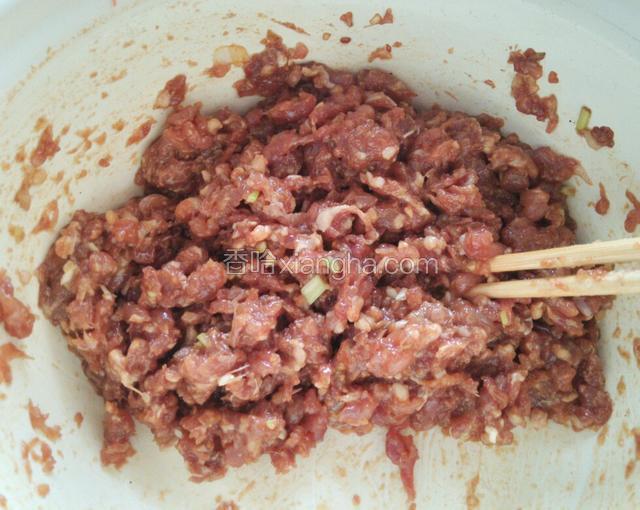 肉馅和好，跟包饺子放一样的调料就行。