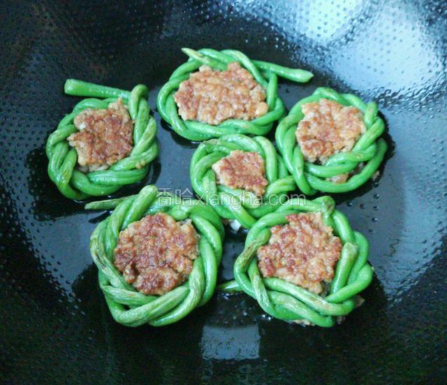 油锅，把豆角放入，放肉馅按平，煎至两面金黄色，全程小火。