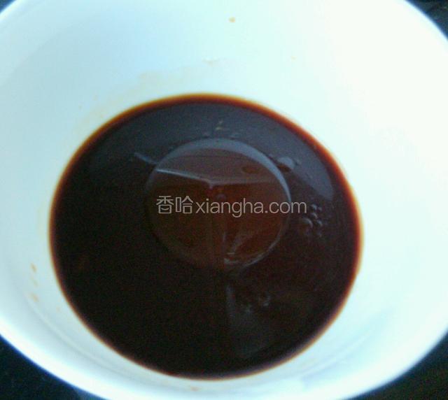 生抽老抽白糖香油，加少量水调汁勾芡。我家淀粉没有了，没勾芡。