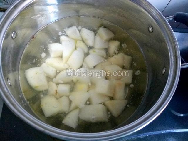 锅里一次性加足水煮开，在倒入梨子块煮制20分钟