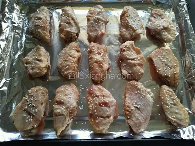 鸡翅表面撒上白芝麻