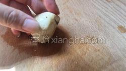 草菇豆腐的做法图解1