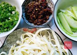 黄瓜肉酱面的做法图解2