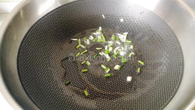锅中烧热油，爆香葱末。
