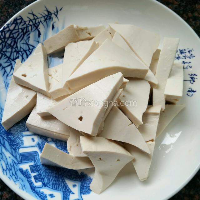就形成了三角形的形状，清水里放适量盐，放入豆腐块泡五分钟（这样是为了让豆腐能更入味）再捞出沥干水分