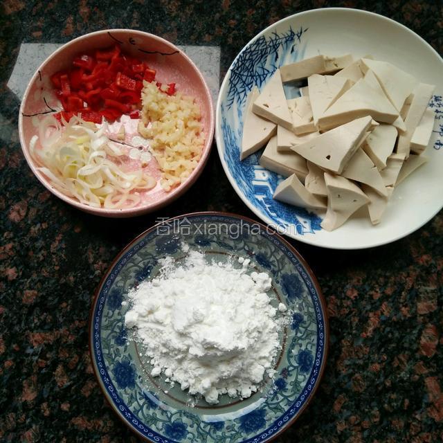 辣椒切开去籽，切小块，葱白斜切丝