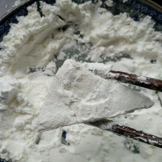 豆腐裹上一层淀粉