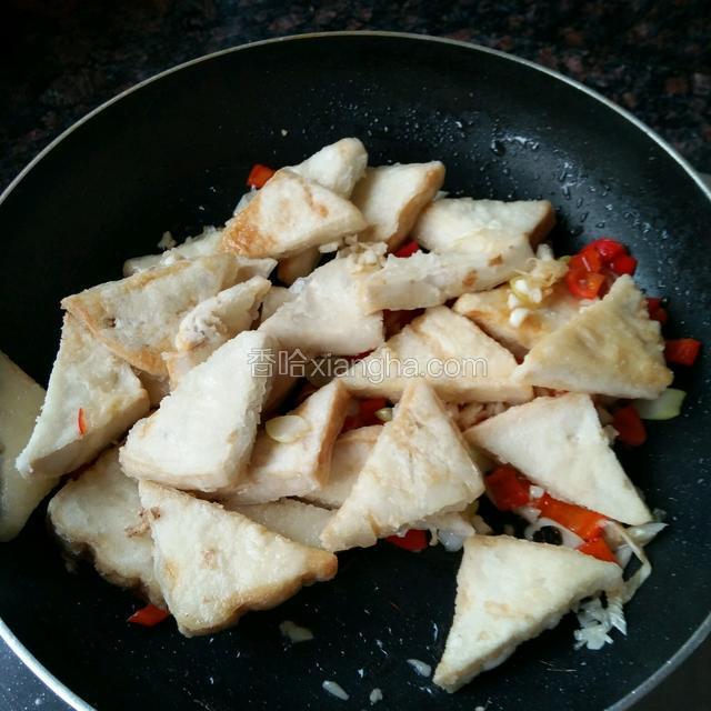 倒入豆腐块翻炒十秒