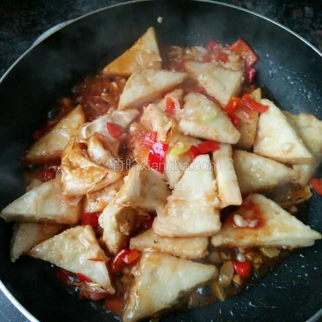 倒入酱汁翻炒一会