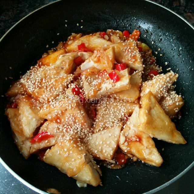 再撒上适量白芝麻翻炒均匀出锅装盘
