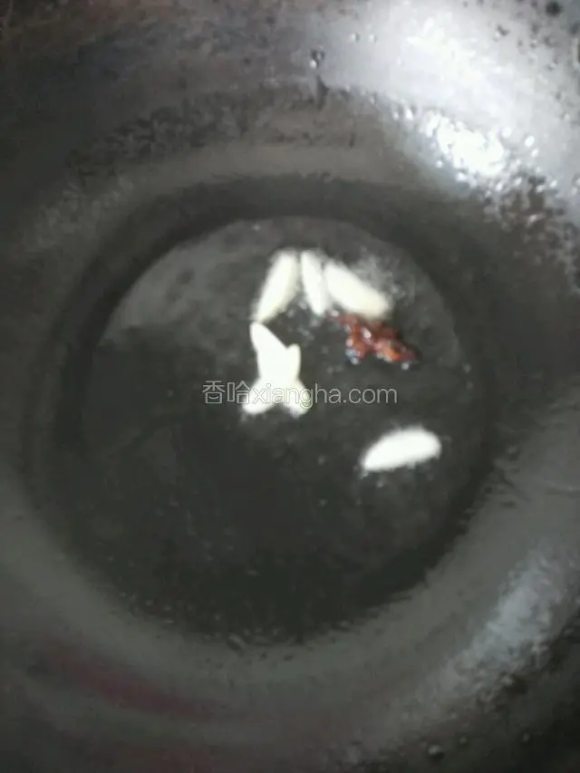 开油锅，烧至5成烫放入八角茴香，大蒜片煸炒一会