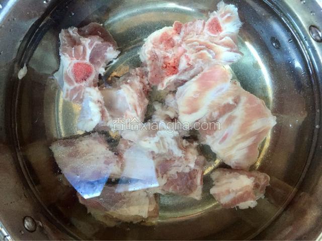 将排骨洗净，放开水中焯一下，以去除血沫等，然后捞出