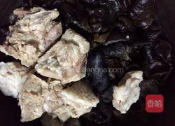 木耳炖排骨汤的做法图解3