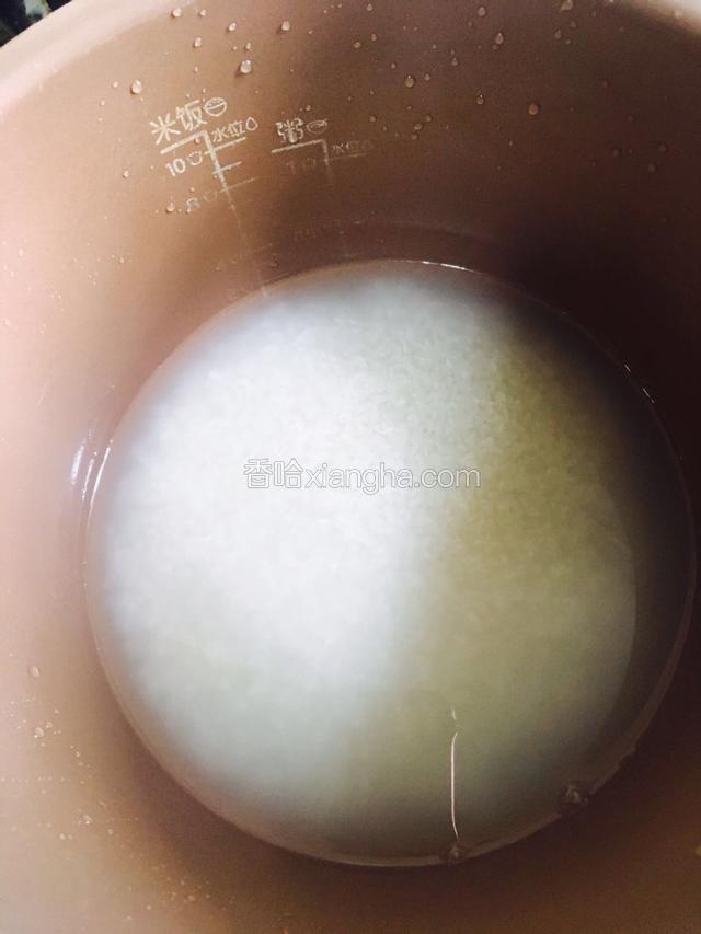 大米洗净后放适量的清水浸泡半小时。
