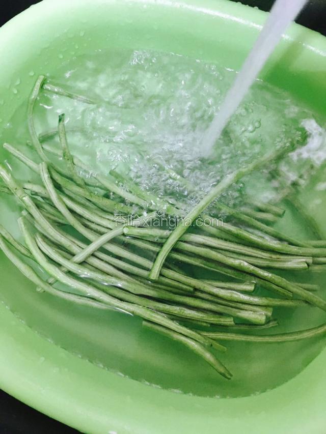 豆角摘去两头，用清水冲洗干净。