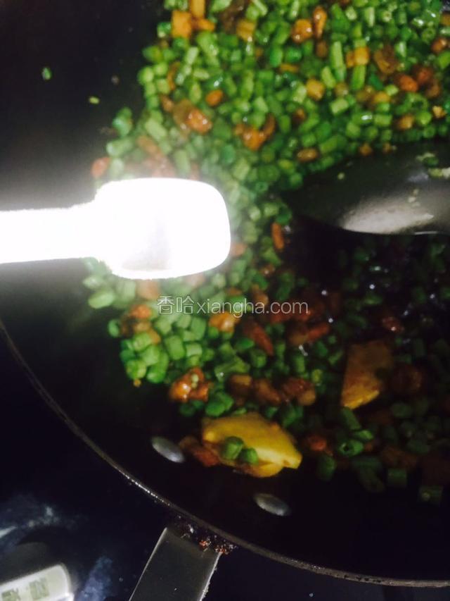 放入适量的盐翻炒至豆角入味。